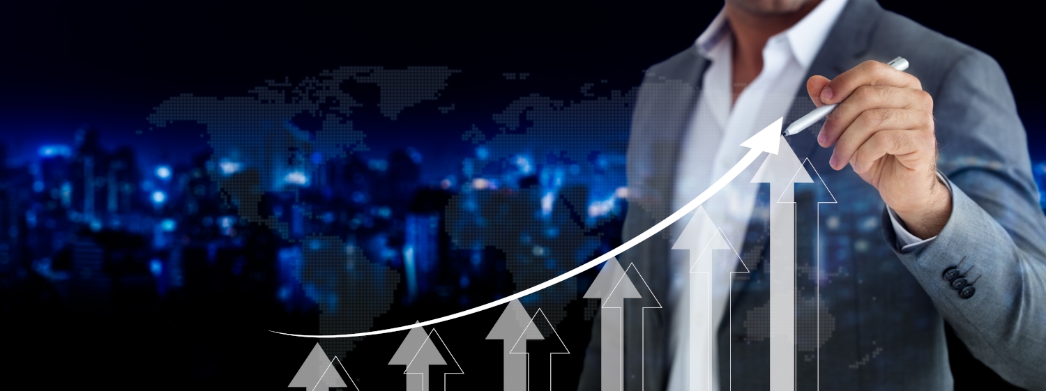 Ein Mann in einem Anzug steuert mit einem Stift einen Aufwärtstrend, dargestellt durch Pfeile, vor einem urbanen Nachtpanorama.
